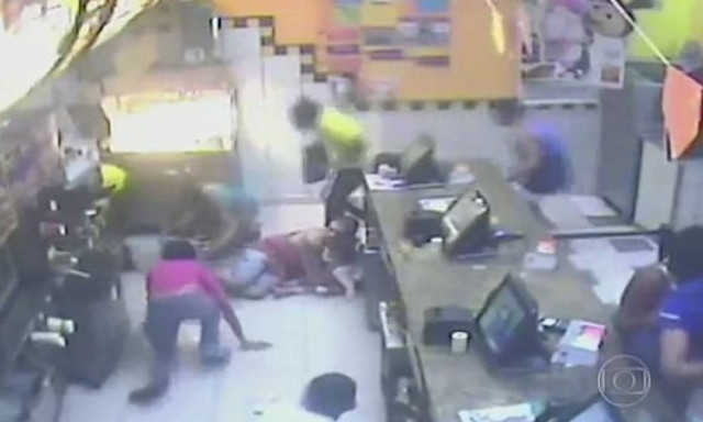 Τρόμος σε γνωστή αλυσίδα φαστ φουντ: Άνοιξαν πυρ γιατί δεν τους έδωσαν τσάμπα φαγητό (vid)