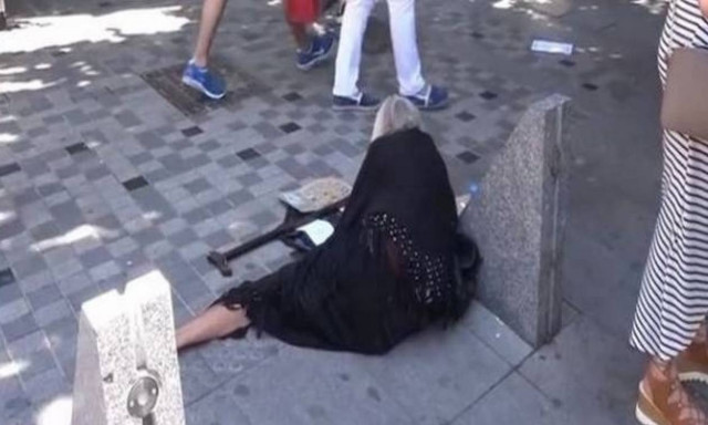 Συγκλονίζει η ιστορία πίσω από τη μαυροφορεμένη που ζητιανεύει στους δρόμους
