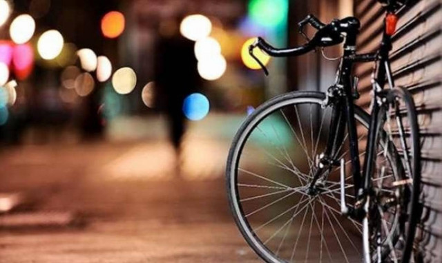 Δεν θα πιστεύετε πού πάρκαρε το ποδήλατό του (Και όχι, δεν ακουμπούσε στο έδαφος!)