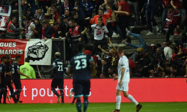 Γαλλία: Τρόμος σε γήπεδο - Τουλάχιστον 29 τραυματίες από την κατάρρευση κιγκλιδώματος (pics)