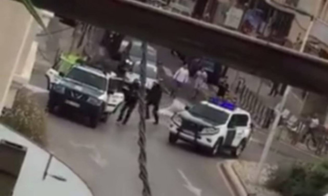 Καταλονία: Διαδηλωτές κυνηγούν με πέτρες τους αστυνομικούς (vid)