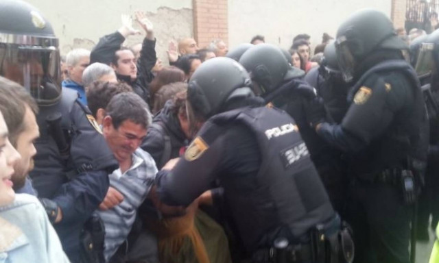 Δημοψήφισμα Καταλονία: Εικόνες ντροπής - Αστυνομικοί σακάτεψαν ηλικιωμένους (pics)