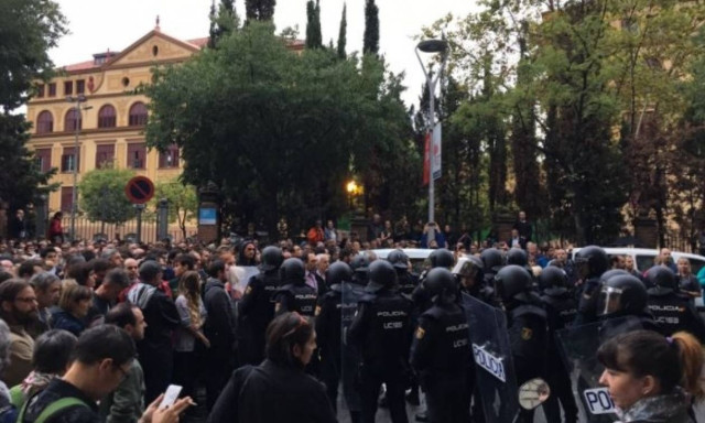 Δημοψήφισμα Καταλονία LIVE: Εκρηκτικό κλίμα - Επεισόδια μεταξύ αστυνομίας και ψηφοφόρων