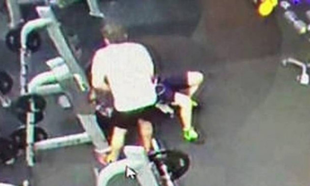 Βίντεο - σοκ: Η στιγμή που μπάρα 120 κιλών πέφτει στο λαιμό νεαρού (ΣΚΛΗΡΕΣ ΕΙΚΟΝΕΣ)