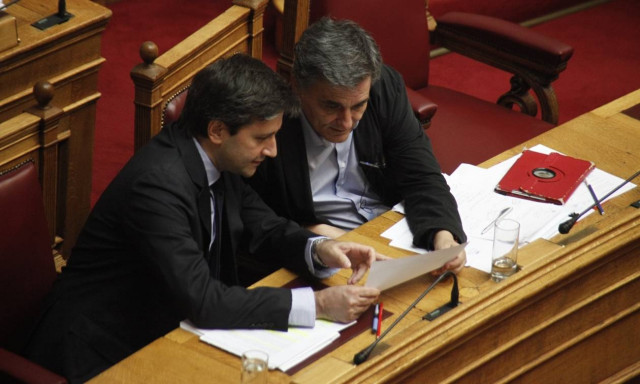 Προϋπολογισμός 2018: Λογιστικά τρικ με το πλεόνασμα και «τρύπα» 1,86 δισ. στα έσοδα