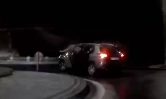 Κρήτη: Μεθυσμένος «κρέμεται» από αυτοκίνητο εν κινήσει! (vid)