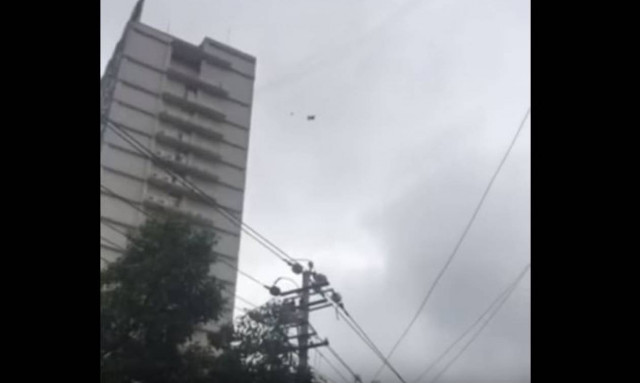 Απίστευτο βίντεο: Τζαμπατζής ακροβατούσε στο κενό για να μην πληρώσει τον λογαριασμό!