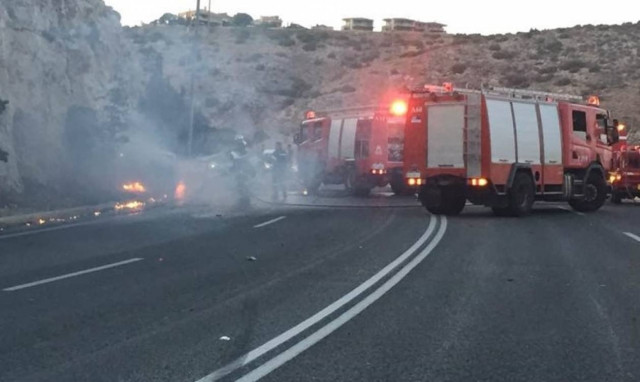 Βάρκιζα: Αυτοκίνητο τυλίχθηκε στις φλόγες μετά από τροχαίο