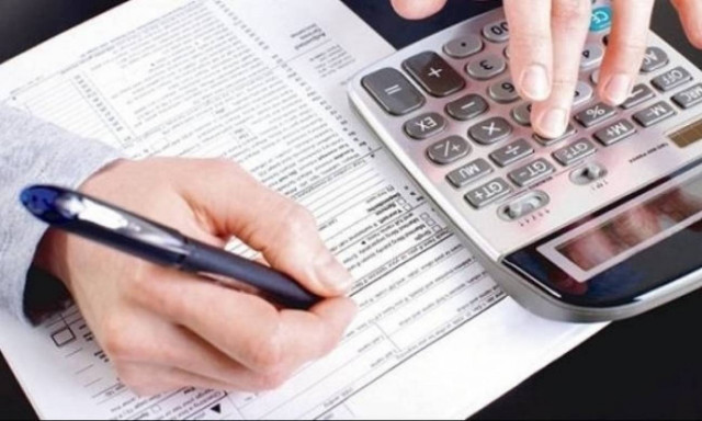 Αυτοί είναι οι 12 νέοι φόροι που θα πλήξουν τους Έλληνες φορολογούμενους το 2018