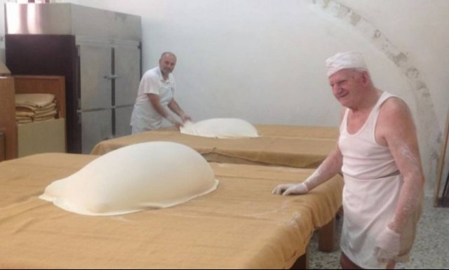 Μπήκαμε στο μαγαζί του 85χρονου Γιώργου Χατζηπαράσχου που φτιάχνει το θρυλικό κανταΐφι! (pics)