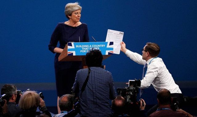 Κι όμως οι Βρετανοί έχουν χιούμορ: «Δηλητηριώδης» φάρσα στην Τερέζα Μέι κατά τη διάρκεια ομιλίας