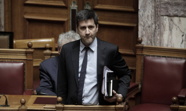 Ο Χουλιαράκης δεν έπεισε τους βουλευτές για τον προϋπολογισμό και ζητούν νέες πληροφορίες