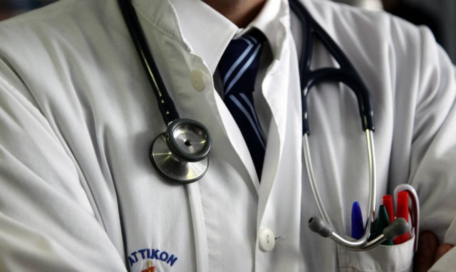 Σε αργία τέθηκαν δύο χειρουργοί που εμπλέκονται σε υπόθεση παράνομης συνταγογράφησης