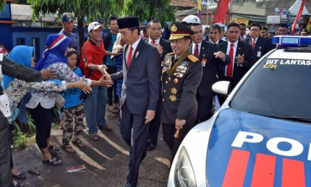 Πρόεδρος χώρας περπάτησε όπως οι «κοινοί θνητοί» λόγω μποτιλιαρίσματος (vid)