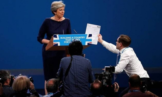 Η Τερέζα Μέι δεν σκέφτεται να παραιτηθεί μετά την ομιλία-φιάσκο λένε συνεργάτες της (vid)