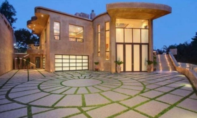 Διάσημη σταρ βγάζει στο «σφυρί» την έπαυλη της στο Χόλιγουντ! (pics)