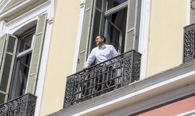 Βγήκε στο μπαλκόνι ο Αλέξης Τσίπρας (pics)