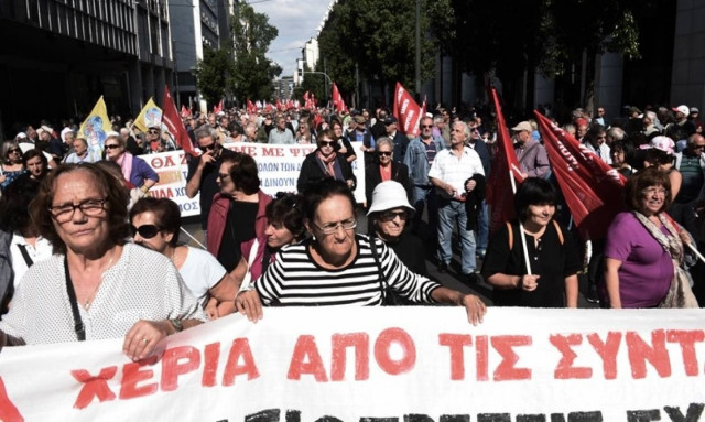 Συγκέντρωση συνταξιούχων έξω από το ΣτΕ – Αυτές είναι οι δραματικές μειώσεις στις συντάξεις