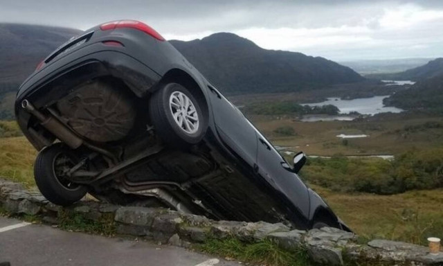Σοκαριστικές εικόνες: Αυτοκίνητο σταμάτησε στο χείλος του γκρεμού!