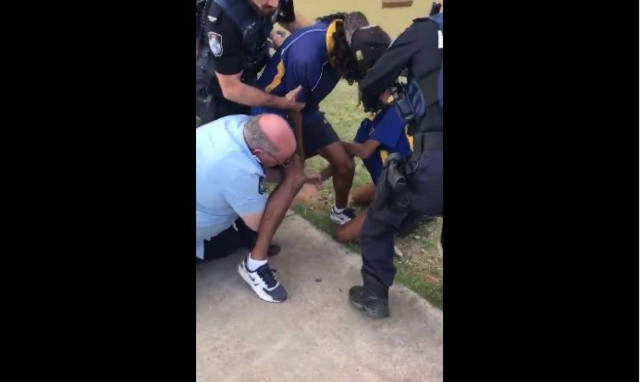 Σάλος στην Αυστραλία από σκηνές βίας κατά πολιτών μπροστά στα έντρομα μάτια παιδιών (Vid)