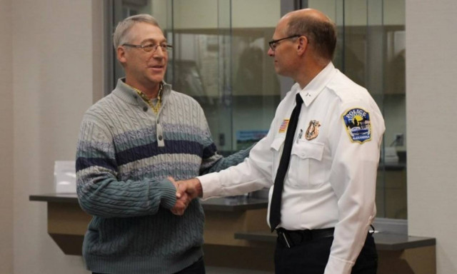 Τη βοήθησε να ξεφύγει από τους απαγωγείς της και της χάρισε τα 7.000 δολάρια της ανταμοιβής!