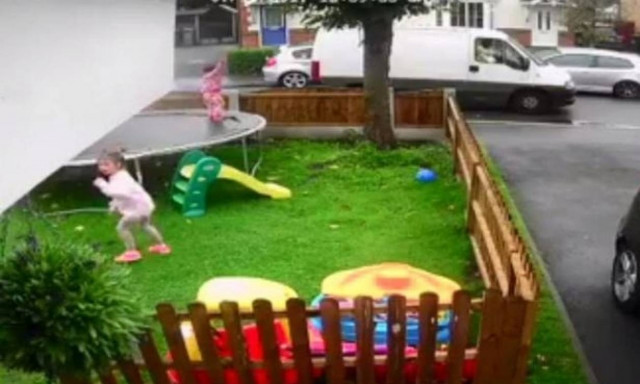 Προσπάθησε να αρπάξει παιδιά από την αυλή του σπιτιού τους προσφέροντάς τους γλυκά! (vid)