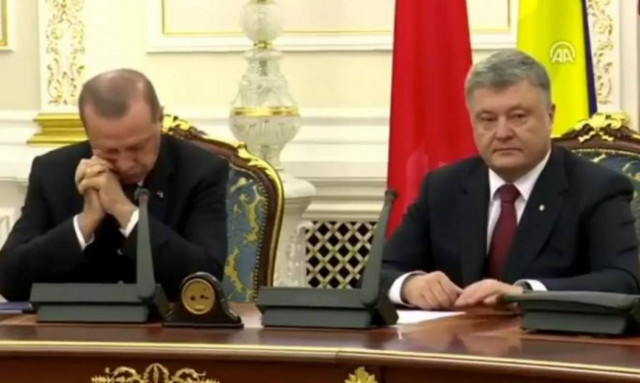 Τι συμβαίνει με την υγεία του Ερντογάν; Αποκοιμήθηκε σε συνέντευξη Τύπου (vid)