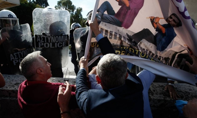 ΠΟΕΔΗΝ: Μικροένταση στην πορεία των εργαζομένων στα δημόσια νοσοκομεία (pics)