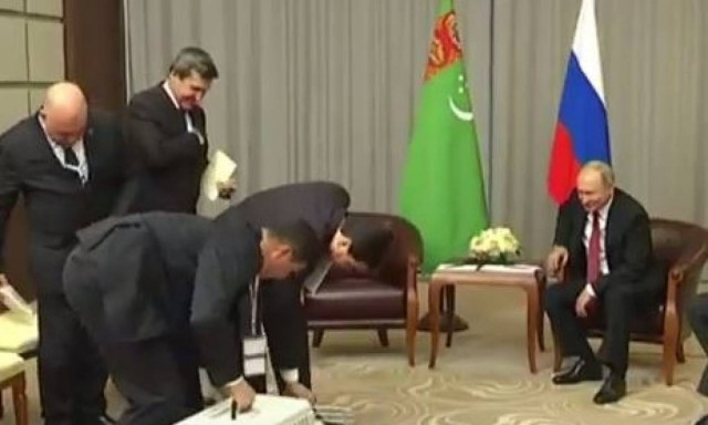 Το απρόσμενο δώρο γενεθλίων στον Πούτιν! (vid)