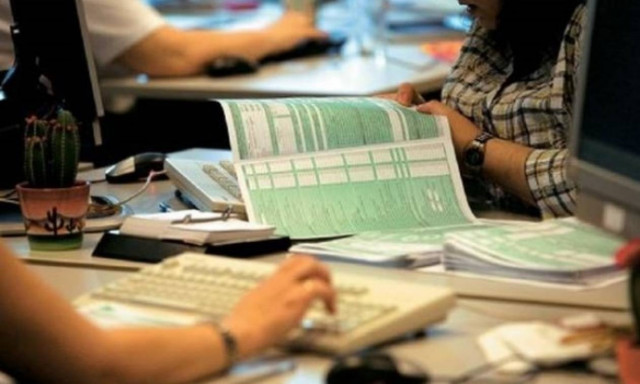 Έχετε χρέη στην εφορία; Δείτε τι ισχύει στις κατασχέσεις κοινών λογαριασμών