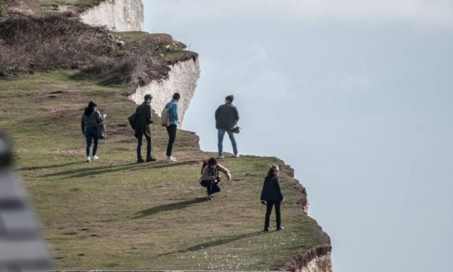 Τραγικό: Πήδηξε στον αέρα για να βγάλει φωτογραφία κι έπεσε στον γκρεμό!