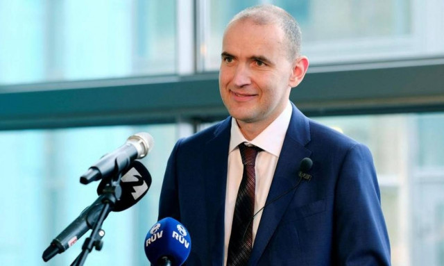 Ο Ισλανδός πρόεδρος έσπασε τη μύτη του πέφτοντας στο μπάνιο