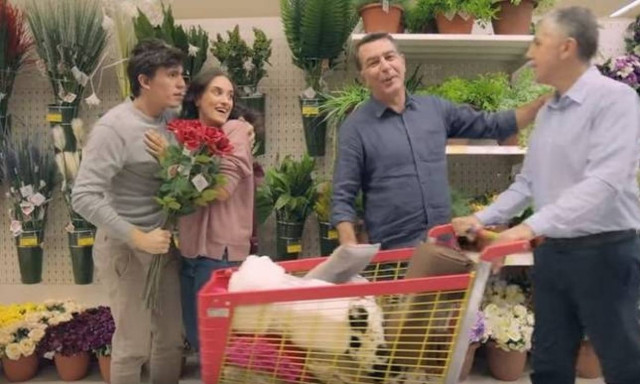 Πατέρας 4 παιδιών «τσακίζει» τα Jumbo και τη διαφήμιση με το ζευγάρι ομοφυλόφιλων