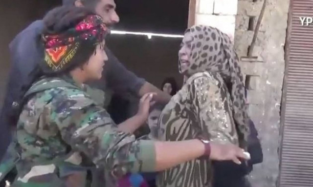Ράκα: Η απίστευτη αντίδραση γυναίκας που απελευθερώνεται από τα δεσμά των τζιχαντιστών! (video)