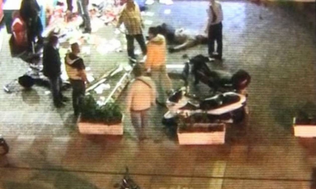 Βίντεο - ντοκουμέντο: Η στιγμή που πολίτες «πιάνουν» το ληστή με το καλάσνικοφ στο Παλαιό Φάληρο