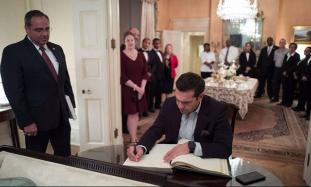 O Αλέξης Τσίπρας υπέγραψε το βιβλίο επισκεπτών του Blair House