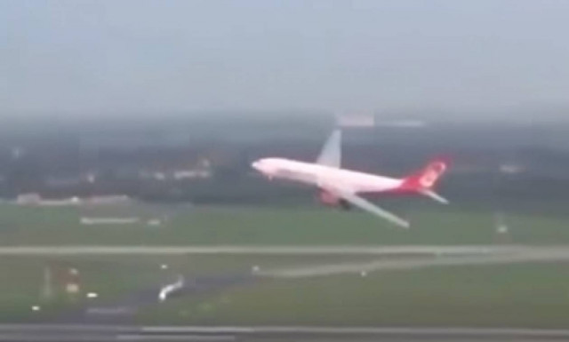 Τρόμος πριν την προσγείωση: Σάλος με τον πιλότο που έκανε επικίνδυνη μανούβρα (vid)