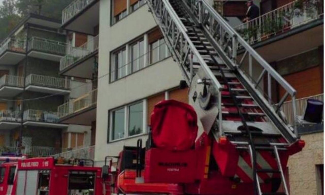 Τραγωδία: Έβαλε φωτιά στο σπίτι και αυτοκτόνησε - Νεκρές οι τρεις κόρες του (vid)