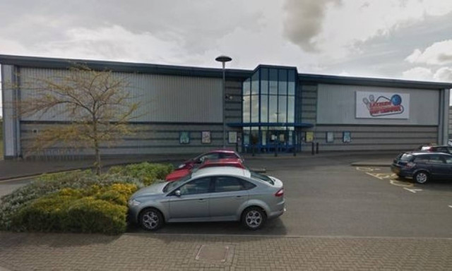 Συναγερμός στη Βρετανία: Ένοπλος κρατά ομήρους σε αίθουσα μπόουλινγκ (pics+vid)