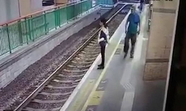 Βίντεο σοκ: Άνδρας σπρώχνει γυναίκα στις γραμμές του τρένου