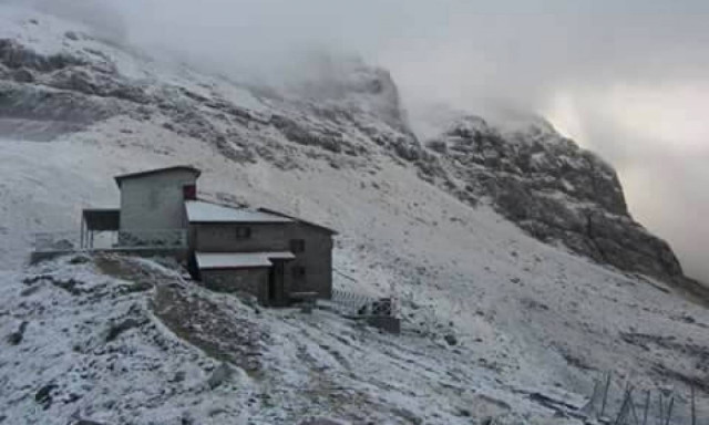 Καιρός LIVE: Το έστρωσε σε αρκετές περιοχές – Δείτε πού χιονίζει ΤΩΡΑ