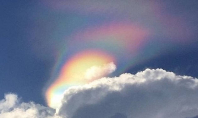 «Φλεγόμενο» ουράνιο τόξο: Μοναδικό φαινόμενο στον ουρανό (vid)