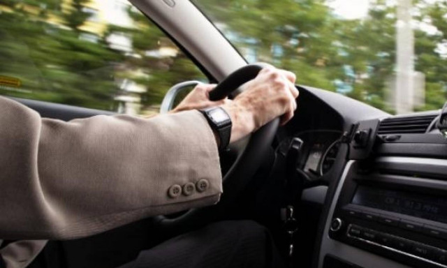 Του έκοψαν κλήση γιατί... τραγουδούσε δυνατά ενώ οδηγούσε! (vid)