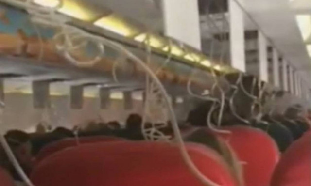 Έκανε πρόταση γάμου στην κοπέλα του ενώ έπεφτε το αεροπλάνο - Ούρλιαζαν οι επιβάτες! (vid)