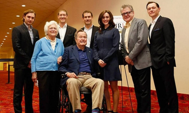 ΗΠΑ: Ηθοποιός καταγγέλλει παρενόχληση από τον πρώην πρόεδρο Τζορτζ Μπους