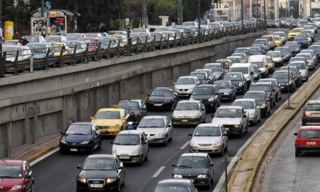 Ουρές χιλιομέτρων ΤΩΡΑ στους δρόμους της Αθήνας – Ποια σημεία να αποφύγετε