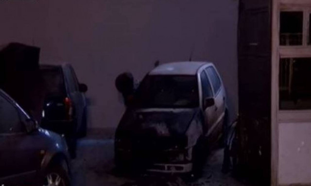 Επίθεση με μολότοφ στο ΑΤ Πεύκης - Στις φλόγες ένα αστυνομικό όχημα και ένα ΙΧ (vids)