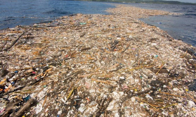 Φωτογραφίες – σοκ: Τόνοι σκουπιδιών «εξαφάνισαν» τη θάλασσα στην Καραϊβική