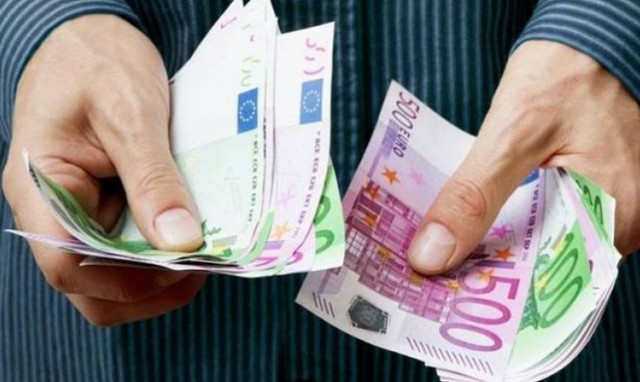 Οικογενειακά επιδόματα: Αυστηρότερα εισοδηματικά κριτήρια περιορίζουν τους δικαιούχους