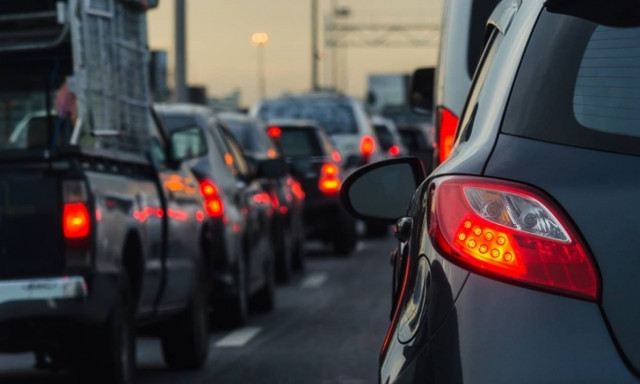 Έβγαλε 11.000 ευρώ επειδή «κόλλησε» στην κίνηση - Δείτε πώς!